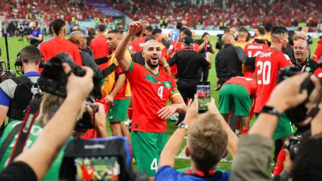 El marroquí Sofyan Amrabat (C) reacciona tras el partido de cuartos de final de la Copa Mundial de la FIFA 2022 entre Marruecos y Portugal / EFE