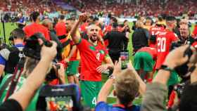 El marroquí Sofyan Amrabat (C) reacciona tras el partido de cuartos de final de la Copa Mundial de la FIFA 2022 entre Marruecos y Portugal / EFE