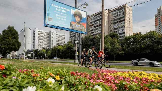 Un cartel de propaganda militar rusa desplegado en Moscú / YURI KOCHETKOV - EPA