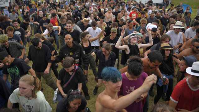 Decenas de jóvenes bailan en una 'rave' en Francia / LOIC VENANCE - EUROPA PRESS