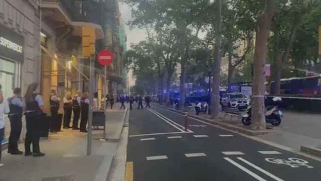 Mossos d'Esquadra desplegados frente al hotel Atrium Palace, en la Gran Via de Barcelona / CG