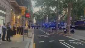 Mossos d'Esquadra desplegados frente al hotel Atrium Palace, en la Gran Via de Barcelona / CG
