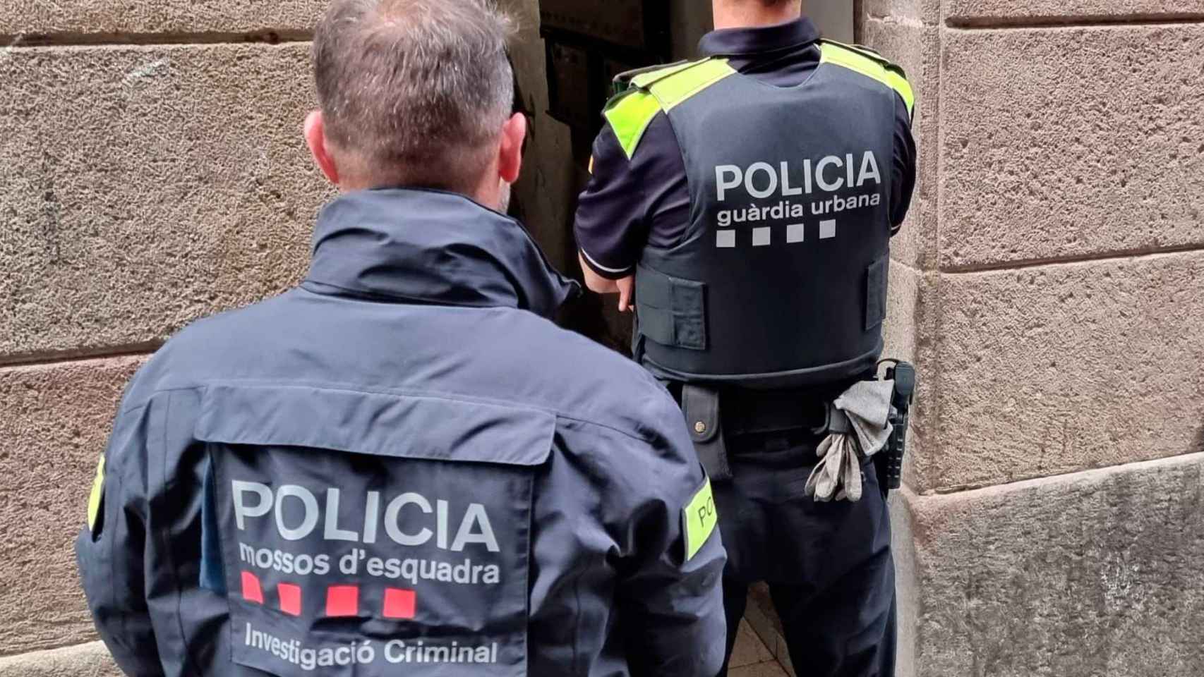 Los Mossos d'Esquadra y la Guardia Urbana detienen a dos personas por tráfico de drogas en Barcelona / MOSSOS