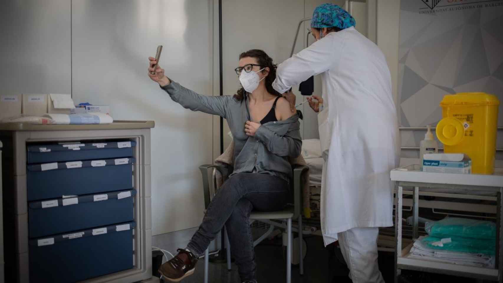 Una joven recibe la primera vacuna contra el Covid-19 en un hospital de Cataluña / DAVID ZORRAKINO - EUROPA PRESS