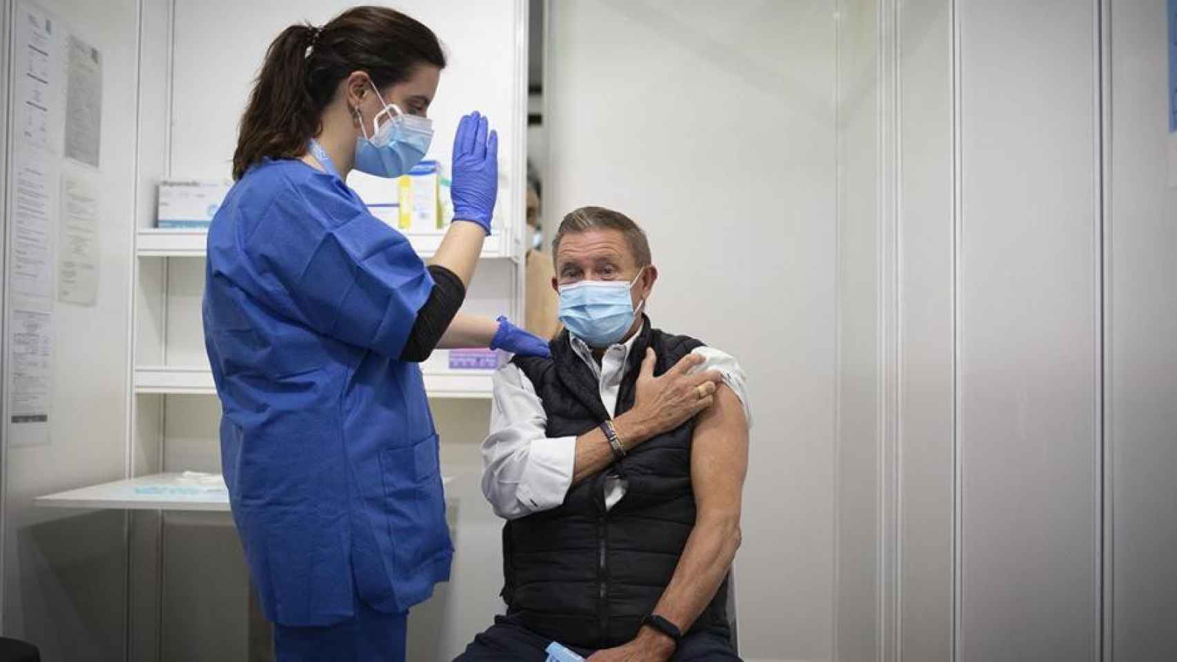 Un hombre recibe la tercera dosis de la vacuna contra el Covid-19 / David Zorrakino (EP)