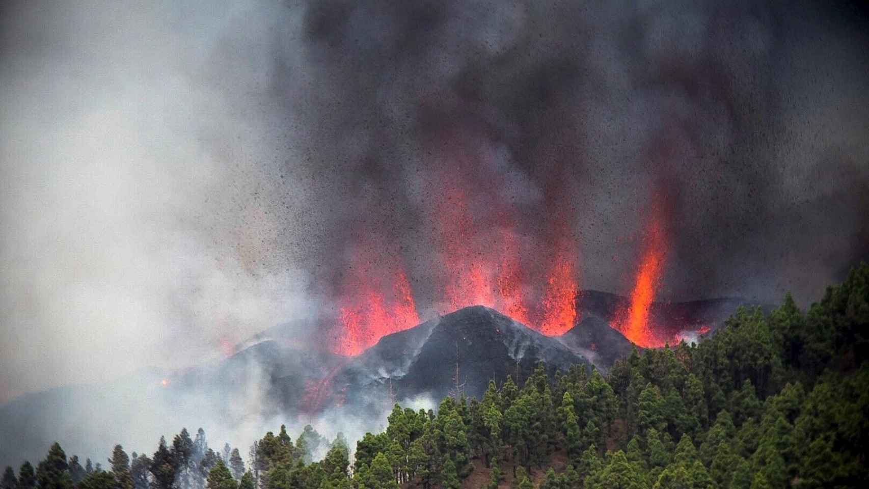 Erupción volcánica en los alrededores de Las Manchas, en la localidad de El Paso en la isla de La Palma / EFE - Miguel Calero