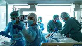 El personal sanitario de la uci del Hospital de Bellvitge / EFE