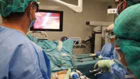 Un momento de la intervención utilizando el nuevo equipo que se está probando en el Hospital del Mar de Barcelona / HOSPITAL DEL MAR