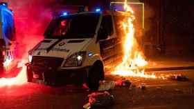 Imagen del ataque con fuego a un furgón de la Guardia Urbana / EP