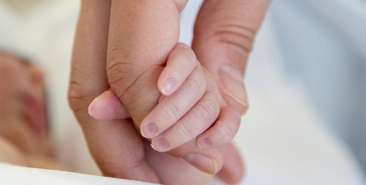 Un bebé coge la mano de sus matronas / EUROPA PRESS