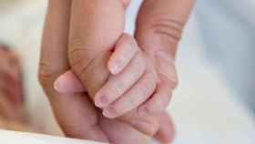 Un bebé coge la mano de sus matronas / EUROPA PRESS