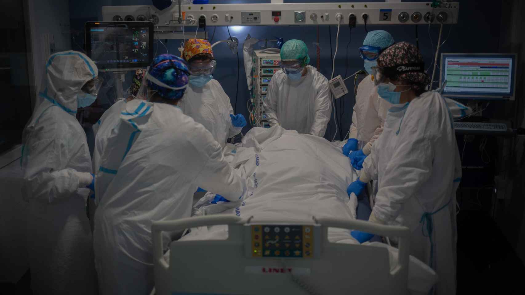 Trabajadores sanitarios protegidos atienden a un paciente con Covid-19 en la uci del Hospital del Mar, en Barcelona (Cataluña) / DAVID ZORRAKINO - EUROPA PRESS