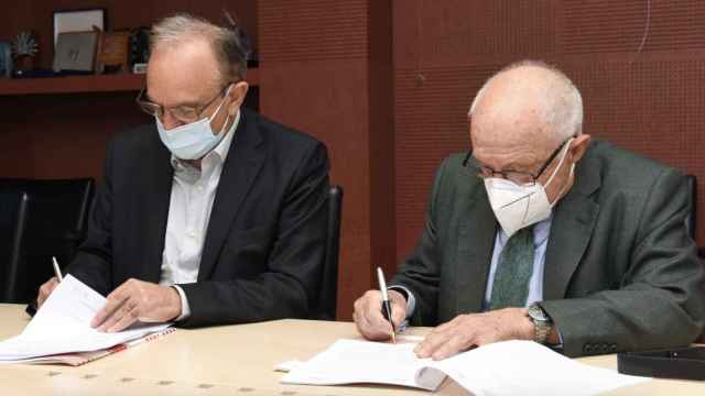 Responsables de la Fundación Mas Casadevall y el Hospital Sant Joan de Déu firman el acuerdo sobre el instituto / MAS CASADEVALL