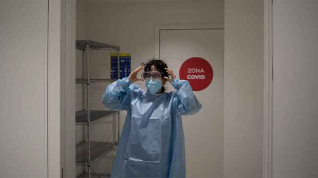 Una sanitaria se protege contra el virus SARS-CoV-2 en un hospital / EP