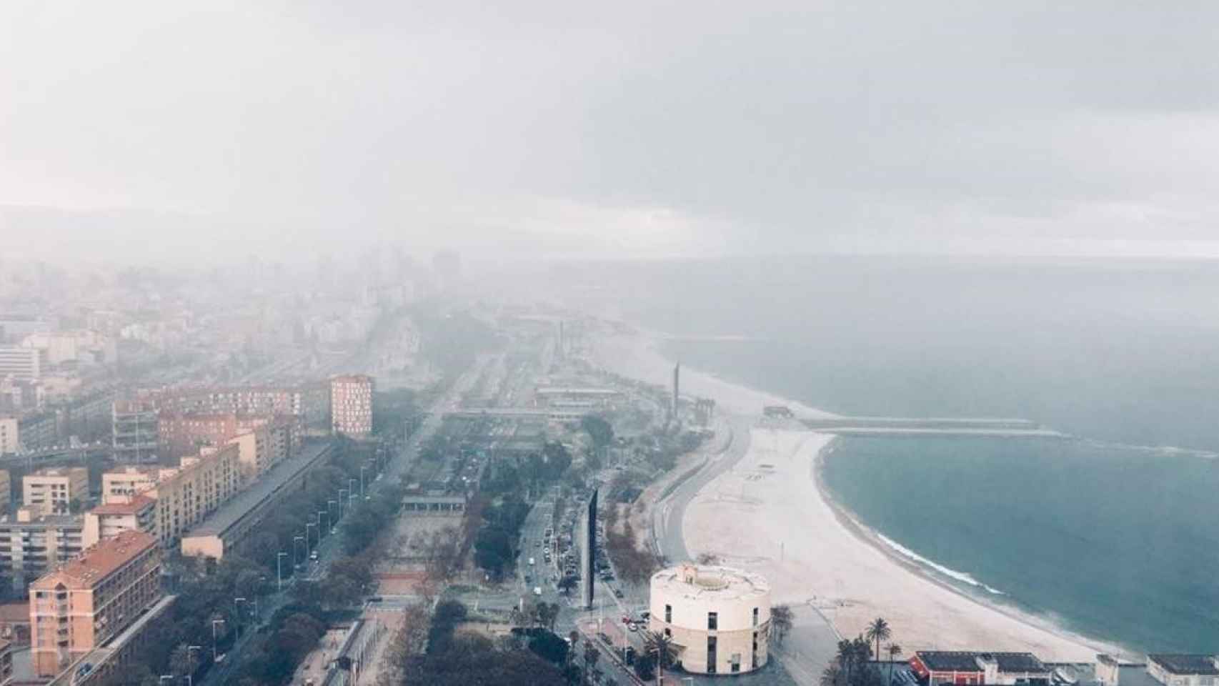 Una playa de Barcelona con una fina capa de nieve, imagen que podría volver a repetirse por el descenso de las temperaturas y la altura de las nevadas en Cataluña / EUROPA PRESS