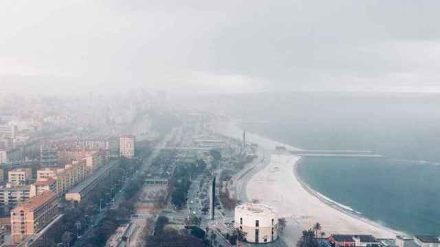 Una playa de Barcelona con una fina capa de nieve, imagen que podría volver a repetirse por el descenso de las temperaturas y la altura de las nevadas en Cataluña / EUROPA PRESS