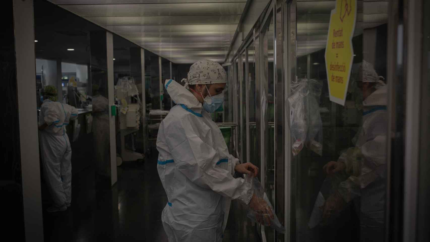 EuropaPress 3441505 trabajador sanitario protegido unidad cuidados intensivos uci  hospital mar