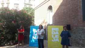 La alcaldesa de Barcelona, Ada Colau, y la teniente de alcalde, Janet Sanz, en una presentación del carril bici / EP