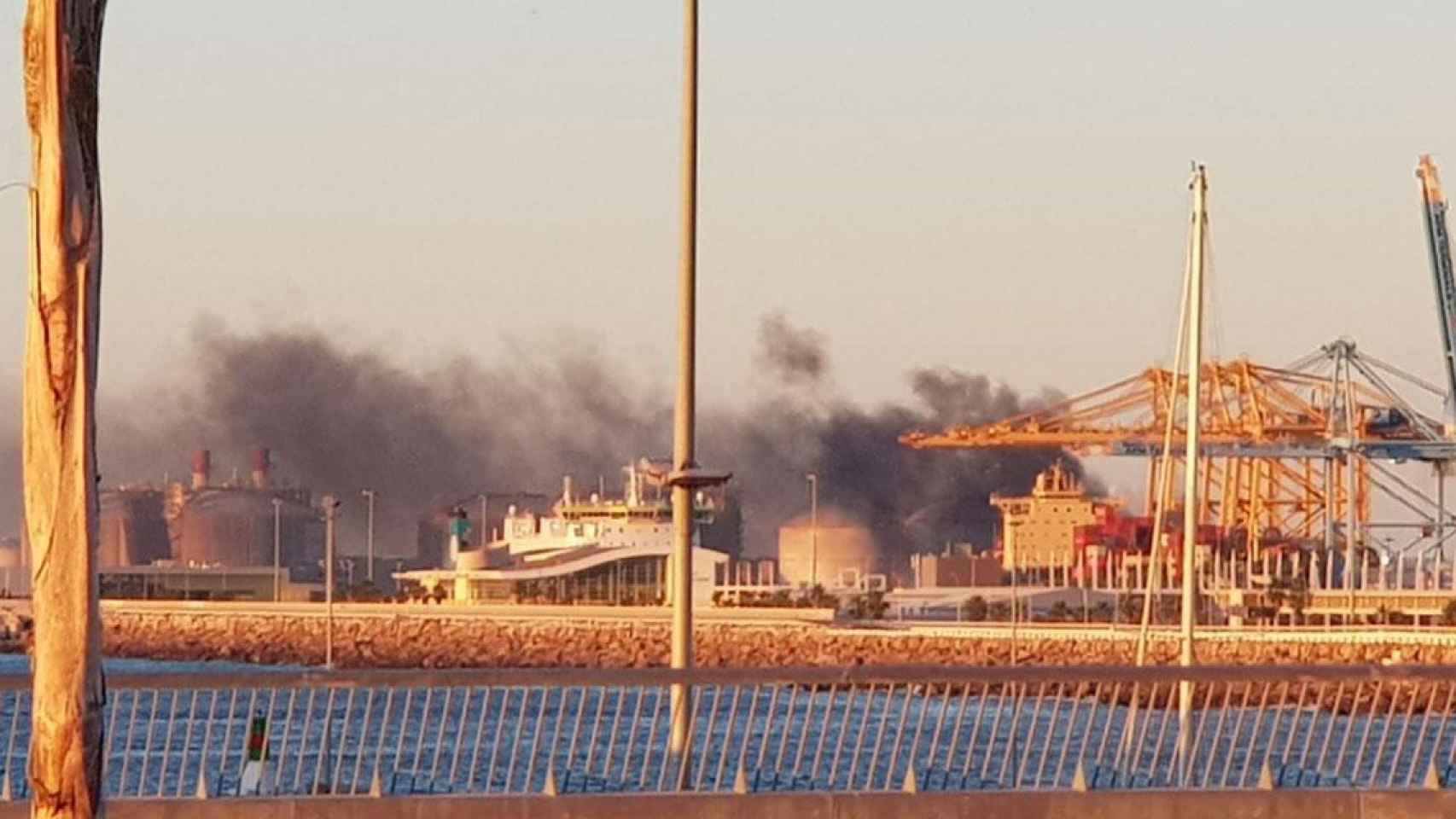 Incendio en una empresas de productos inflamables en el puerto de Barcelona / CG