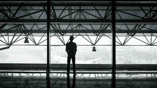 Un pasajero en un aeropuerto de Grecia / CG