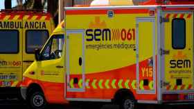 Ambulancias como las que auxiliaron al trabajador tras caer del tejado de una nave en Barcelona / EUROPAPRESS