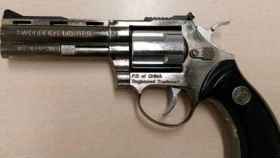 El mechero con forma de pistola que portaba el detenido en Reus / MOSSOS