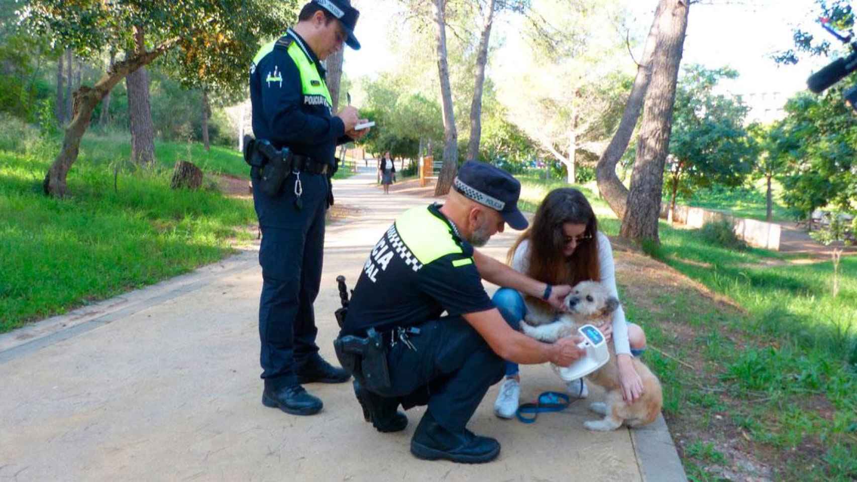 Imagen de la Policía local de Gavà haciendo un control de mascotas en el espacio público / CG