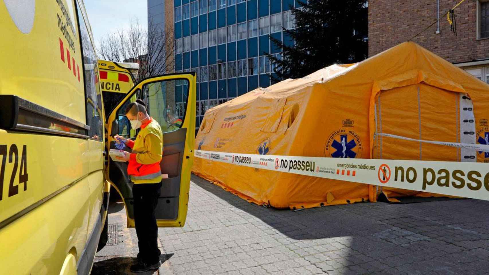 Un trabajador de ambulancias en la zona de Conca d'Òdena, 'zona cero' del coronavirus en Cataluña, equipado con material de protección / EFE