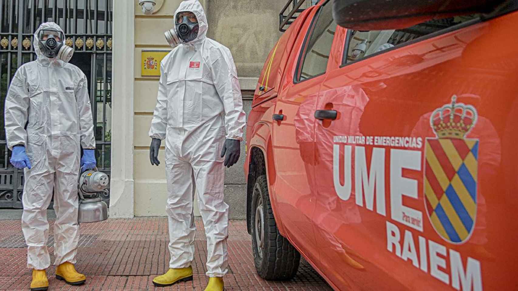 Dos miembros de la UME participan en tareas de desinfección en la Delegación de Gobierno de la Comunidad de Madrid, en Madrid / EP