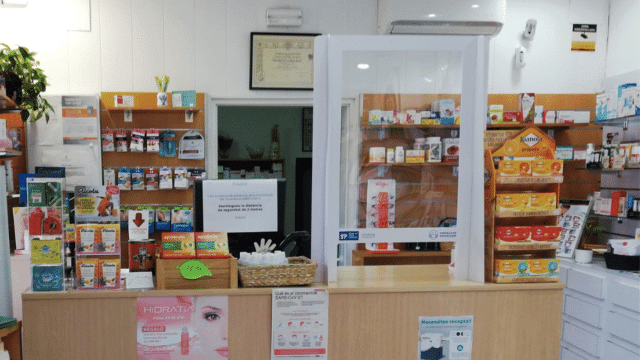 Mampara instalada en una farmacia para proteger a los farmacéuticos del contagio del Covid-19 / CG