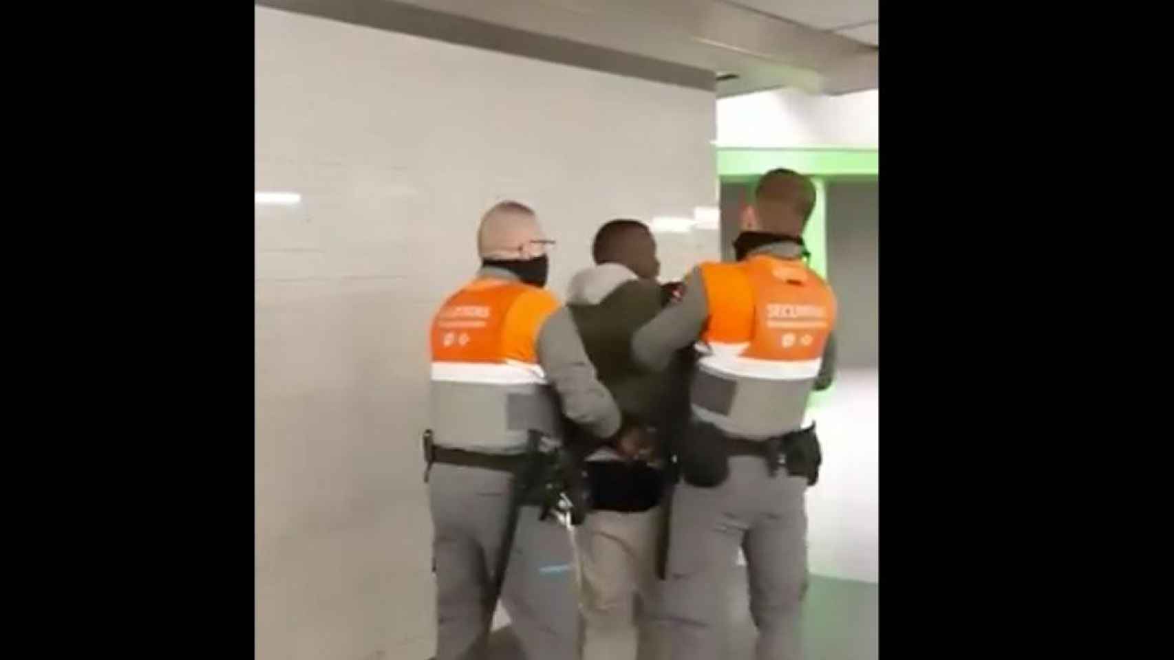 Vigilantes de seguridad con el detenido en el metro de Barcelona / TWITTER