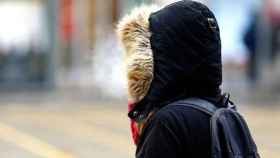 Una mujer protegida del tiempo frío por su abrigo / EUROPA PRESS