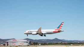 Imagen de una aeronave de American Airlines tomando tierra en el aeropuerto de El Prat / TWITTER