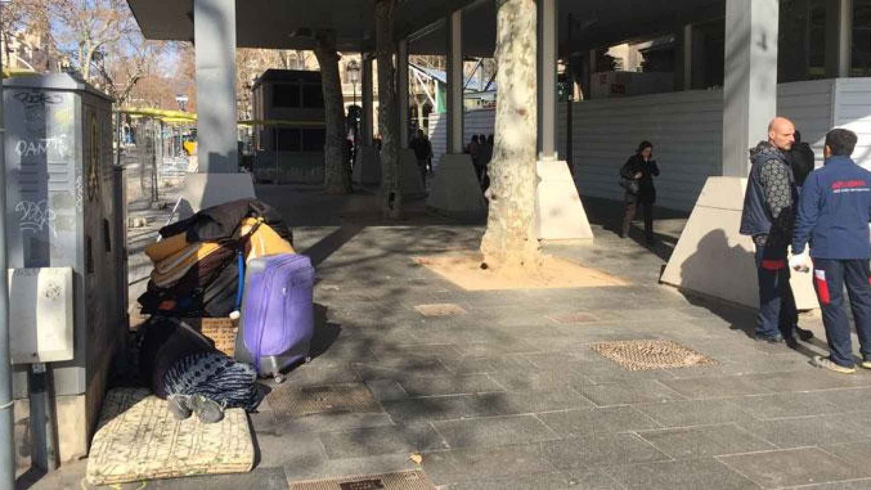 Una persona sin hogar en el centro de Barcelona / CG
