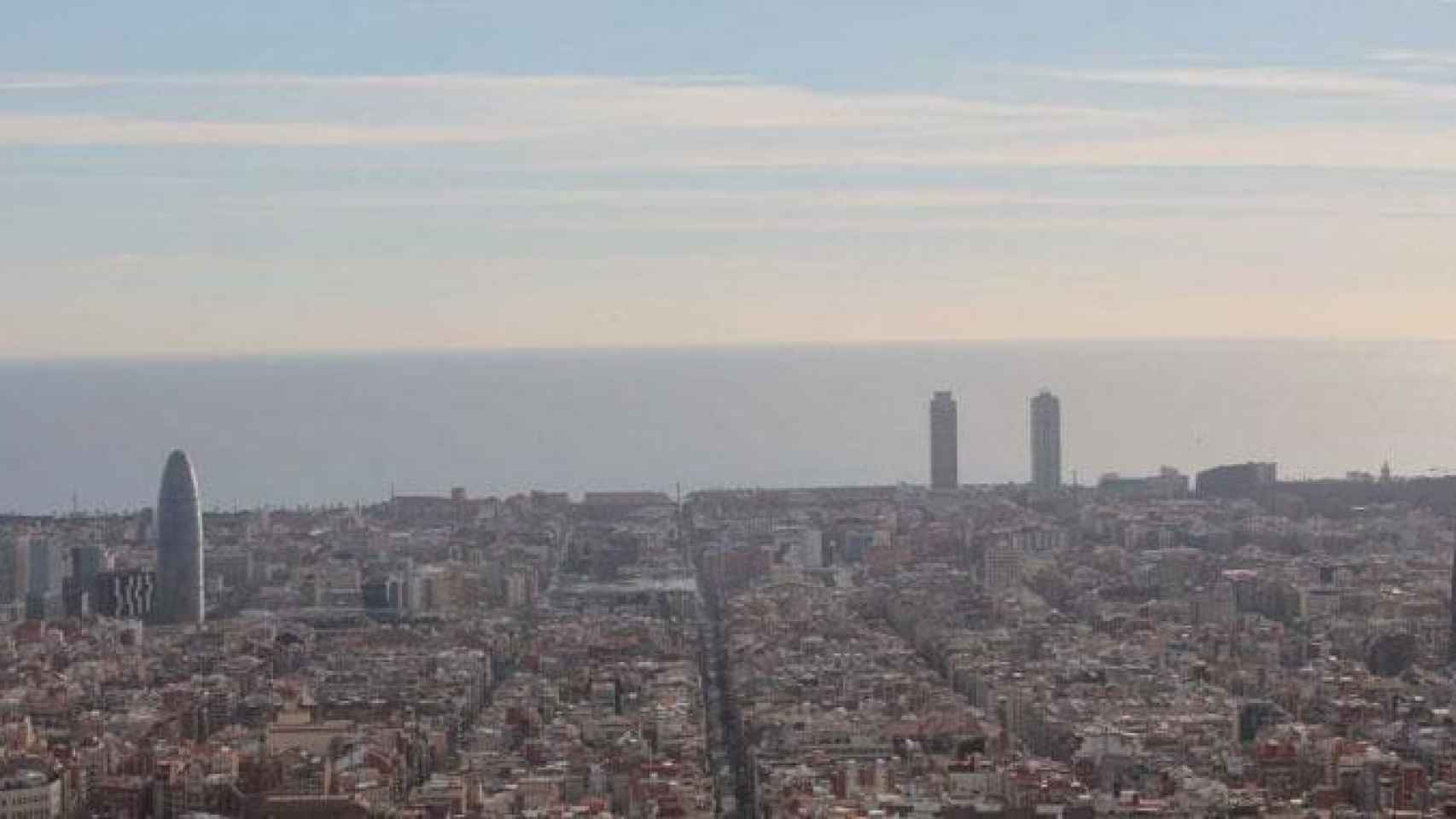 Vista de la ciudad de Barcelona con el nivel alto de contaminación / EFE