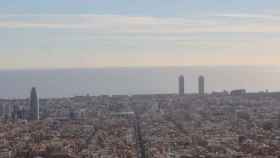Vista de la ciudad de Barcelona con el nivel alto de contaminación / EFE