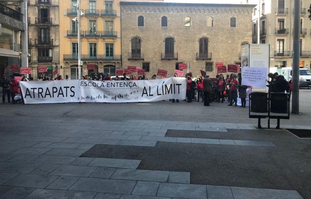 Familias de la Escuela Entença protestan frente a las puertas del Ayuntamiento de Barcelona / TWITTER