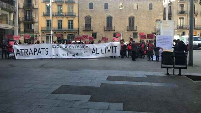 Familias de la Escuela Entença protestan frente a las puertas del Ayuntamiento de Barcelona / TWITTER