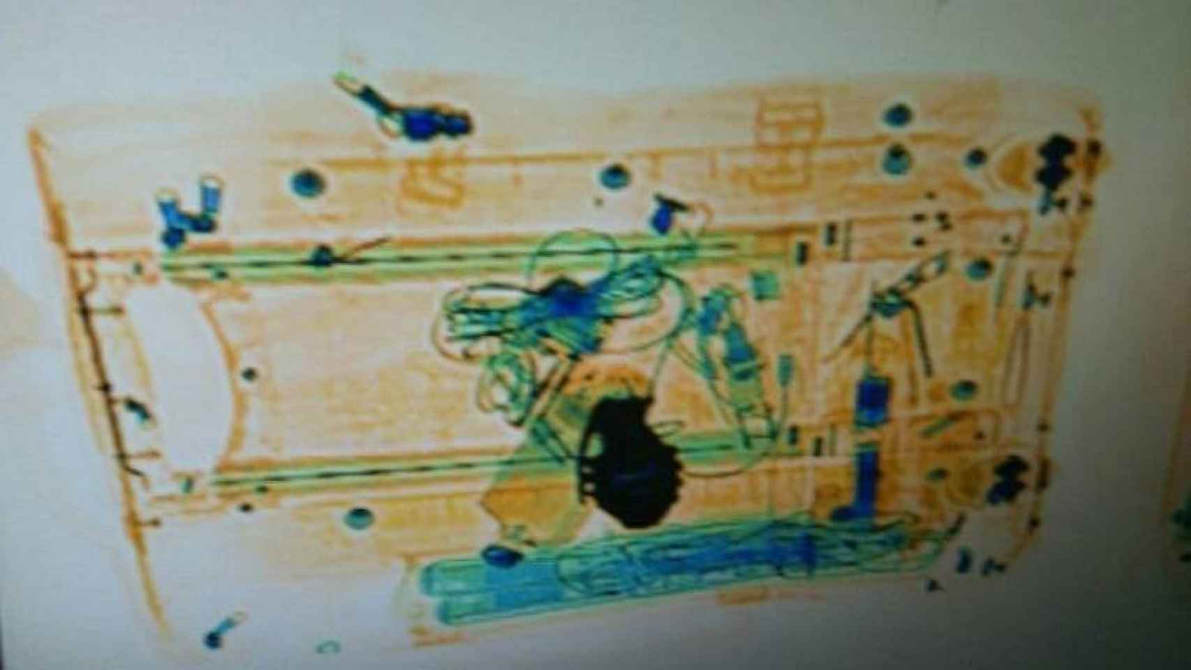 Imagen escaneada del supuesto explosivo que era en realidad la hebilla de un cinturón con forma de granada / EFE