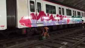 Grafiteros pintando un vagón del Metro de Barcelona, donde una mujer embarazada ha sido agredida hoy / CG