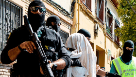 La Guardia Civil detiene a dos presuntos yihadistas en Mataró en una operación antiterrorista este miércoles / EFE
