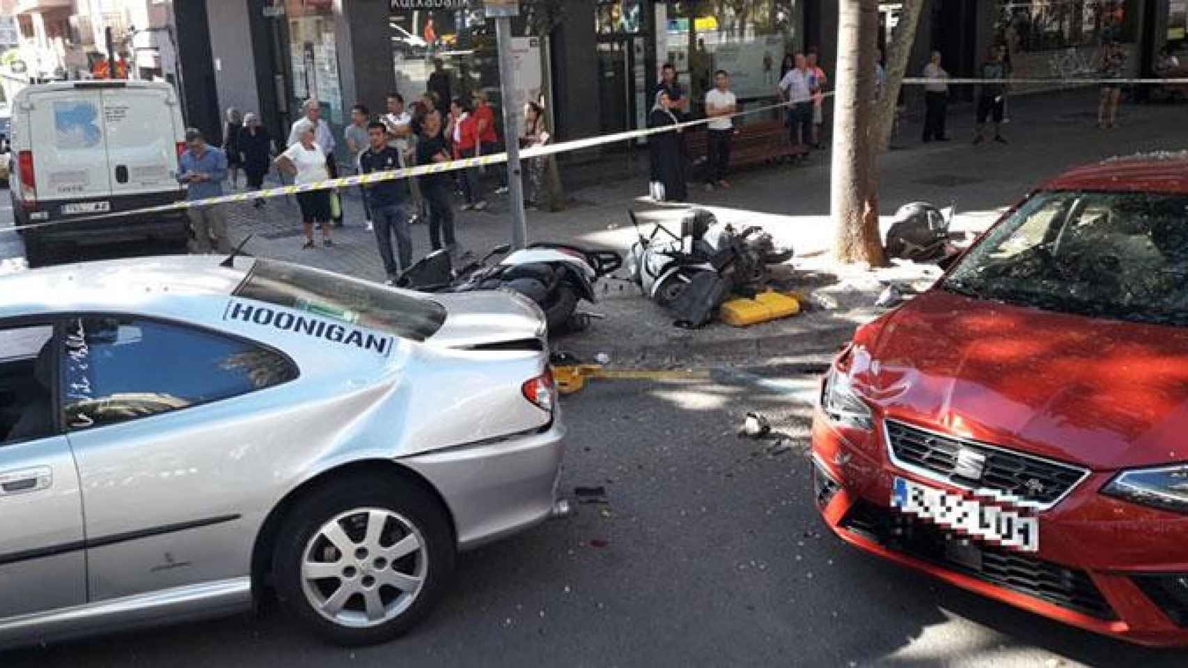Los coches tras el accidente en Barcelona / TWITTER GUARDIA URBANA