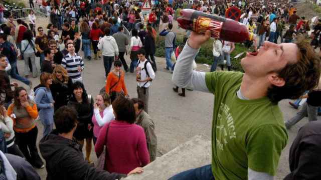 Un joven bebiendo en un botellón, imagen de archivo / EFE