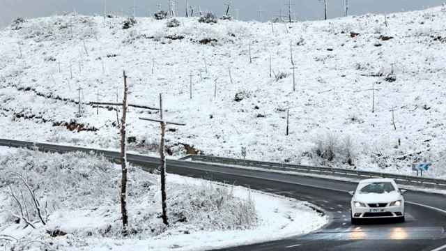 Un coche circula por una carretera con nieve en el Coll de Bruc (Barcelona), tras el temporal / EFE