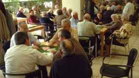 Un grupo de jubilados juega a las cartas, imagen de archivo / EFE