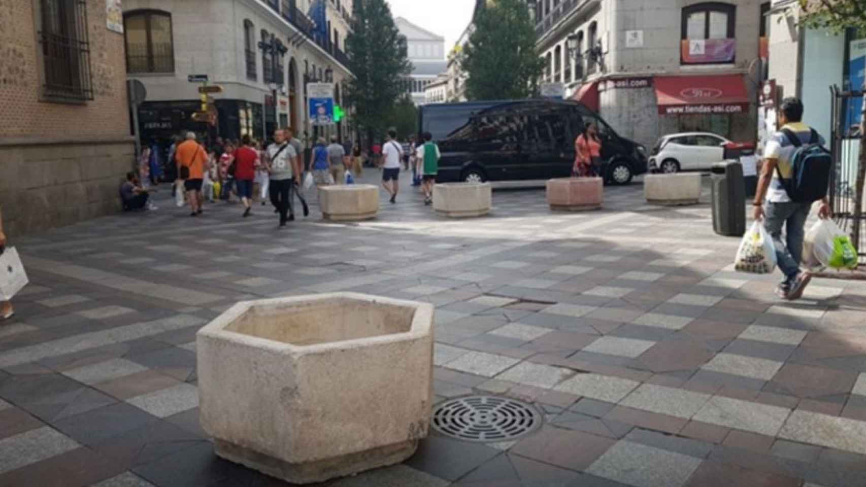 Maceteros de grandes dimensiones refuerzan la seguridad en la calle Arenal de Madrid