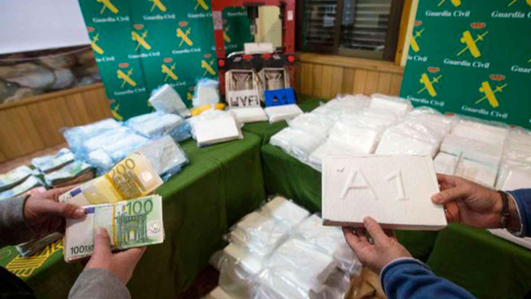 Paquetes de cocaína incautados por la Guardia Civil / EFE