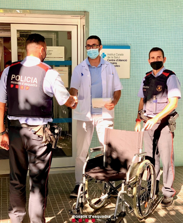 Los Mossos d'Esquadra devuelven una silla de ruedas a un centro sanitario / TWITTER