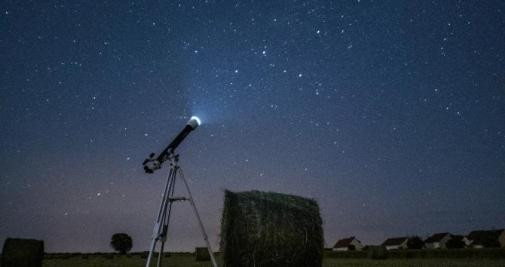 Telescopio para contemplar las estrellas / Simon Delalande en UNSPLASH