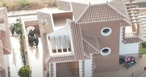 La Guardia Civil y los Mossos d'Esquadra acceden a una vivienda donde se encuentran los ladrones / MOSSOS
